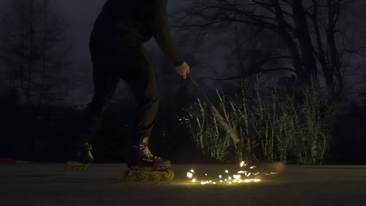 Un joueur de Rocket Hockey créant des étincelles sur une allée la nuit